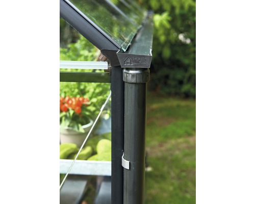 Detailansicht eines Halls Gewächshauses mit Regenrinne und Fallrohr