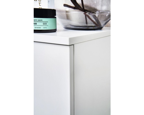 Detailansicht eines Badezimmerschranks mit Kosmetikprodukten und Dekoration