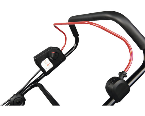 Detailaufnahme eines Rasenmähergriffs mit Bedienelementen und Kabelzug