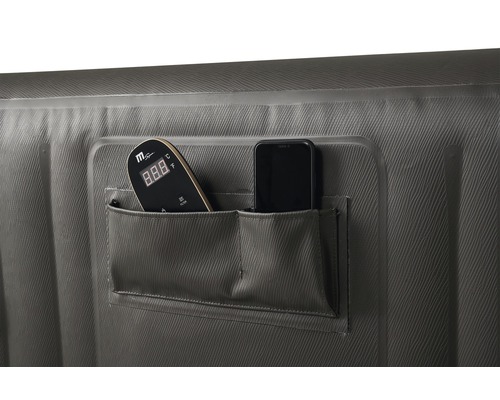 Detailansicht eines aufblasbaren Whirlpools mit zwei Taschen, in denen sich eine Fernbedienung und ein Smartphone befinden.