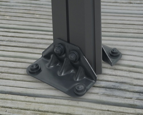 Befestigungspfosten auf einer Holzterrasse