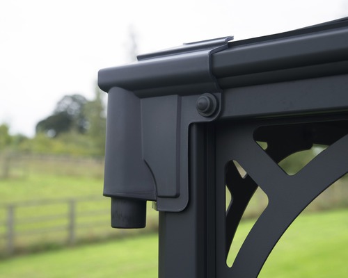 Detailaufnahme eines Pavillondachrinnen-Ablaufsystems.