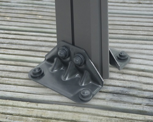 Detailansicht einer Metallhalterung zur Befestigung eines Pfostens auf einer Holzterrasse