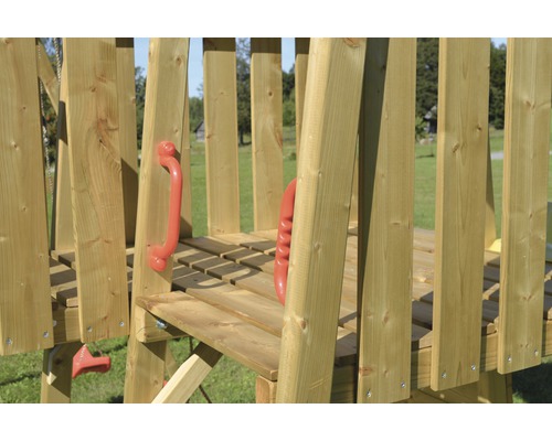 Detailansicht eines Spielturms aus Holz mit roten Griffen