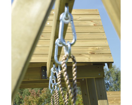 Detailansicht eines Holzspielturms mit Seilen und Karabinerhaken