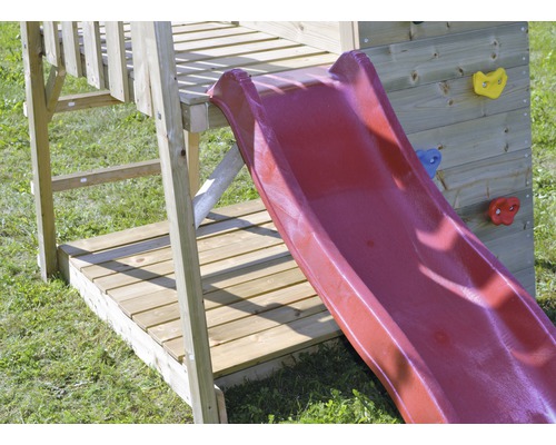 Detailansicht eines Spielturms mit Rutsche und Kletterwand aus Holz