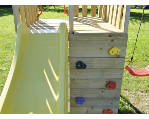 Detailansicht eines Spielturms mit Rutsche, Kletterwand und Schaukel