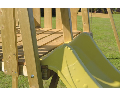 Detailansicht eines Spielturms mit Rutsche und Holzpodest.