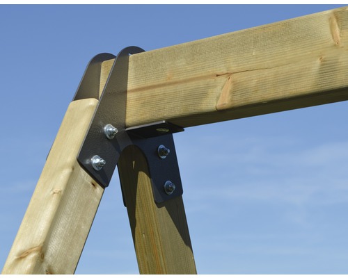 Detailansicht einer Holzkonstruktion mit Metallverbindungsstücken und Schrauben