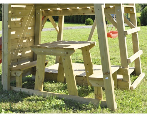 Detailansicht eines Spielturms mit Holztisch und Sitzbänken für Kinder