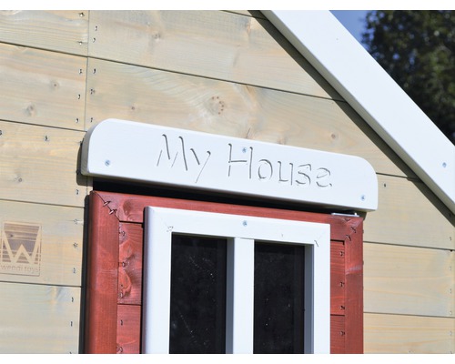 Detailansicht eines Kinderspielhauses aus Holz mit Fenster und der Aufschrift ''My House''.