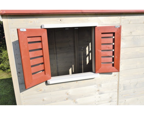 Detailansicht eines Holzspielhauses mit offenen Fensterläden