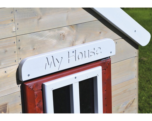 Detailansicht eines Holzspielhauses mit rotem Fensterrahmen und dem Schriftzug ''My House''.