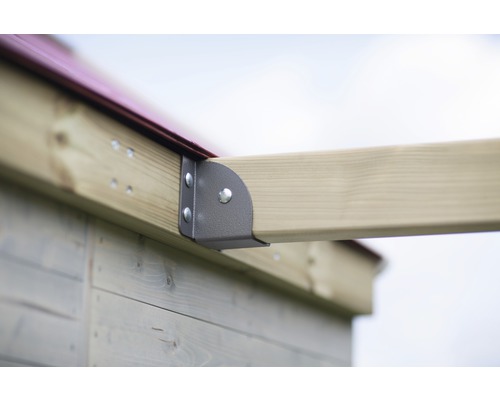 Detailansicht einer Eckverbindung aus Metall an einem Holzgebäude