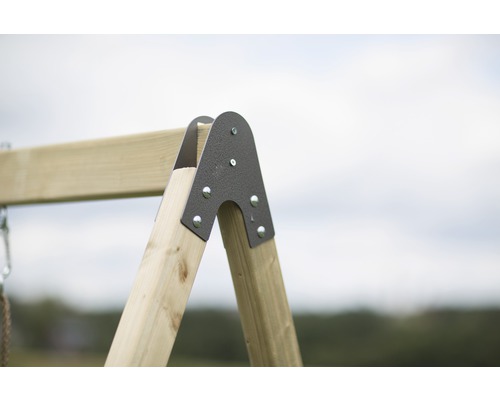 Detailansicht einer Holzschaukel mit Metallverbindungselementen