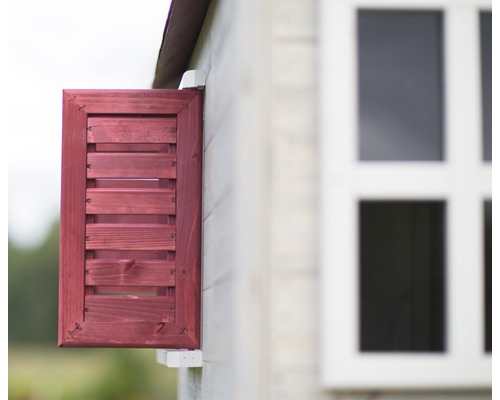 Geöffneter Fensterladen aus Holz an einem Gebäude