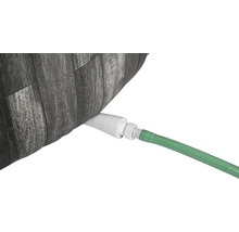 Gartenschlauch verbunden mit einem IBC Container