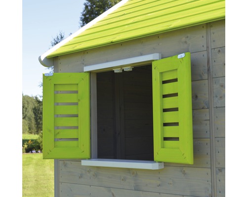 Detailansicht eines Holzspielhauses mit Fenster und Fensterläden