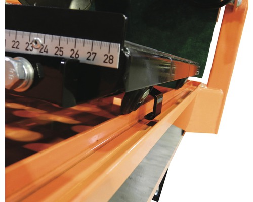 Detailansicht einer Fliesenschneidmaschine mit Messskala zur präzisen Einstellung der Schnittbreite.