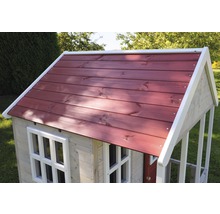 Detailansicht eines Spielhauses mit Fenster und einem Dach aus Holz