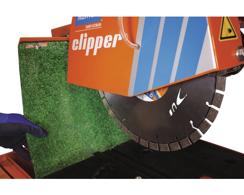 Eine Fliesenschneidmaschine schneidet einen Kunstrasen