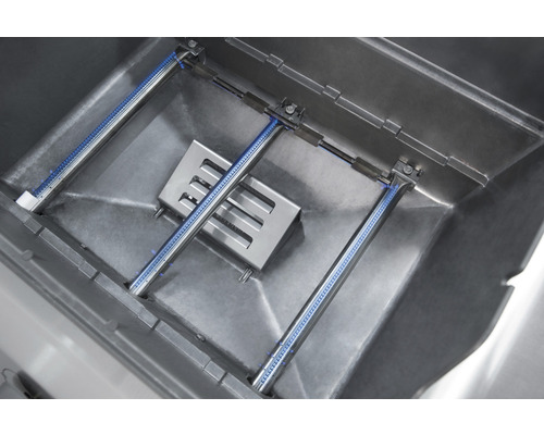 Innenansicht eines Gasgrills mit Brennern und Hitzeverteiler