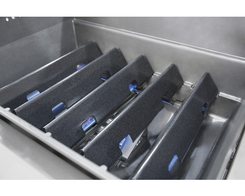 Innenansicht eines Gasgrills mit Brennerabdeckungen