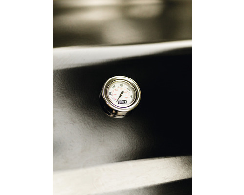 Weber Thermometer auf einer Grillfläche