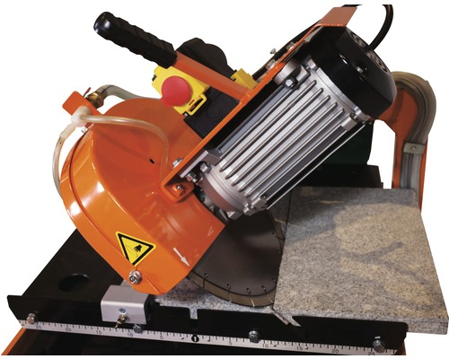 Fliesenschneider mit Elektromotor und montierter Fliese