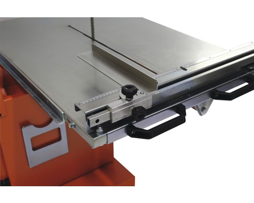 Detailansicht einer Bandsäge mit Tisch und Führung