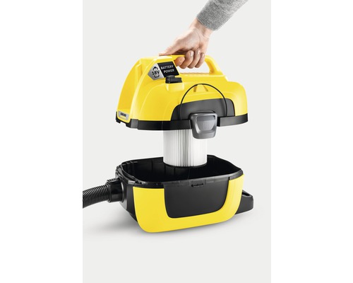 Gelber und schwarzer Kärcher Akku-Handsauger mit Filter wird von einer Hand gehalten