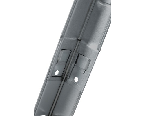 Detailansicht einer Metallschiene mit Löchern