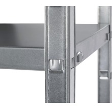 Detailansicht eines Metallregals mit Regalböden