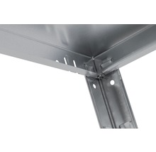 Detailansicht eines Metallregals mit Stecksystem