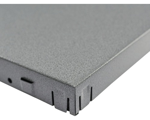 Detailansicht einer Metallplatte mit Aussparungen