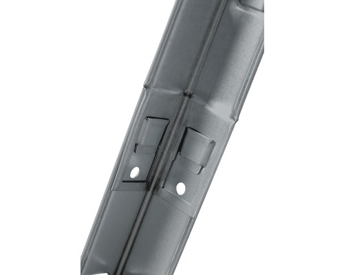 Detailansicht eines Metallprofils mit Aussparungen und Löchern für Befestigungen