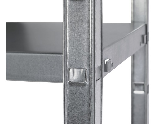Detailansicht eines Metallregals mit Regalböden