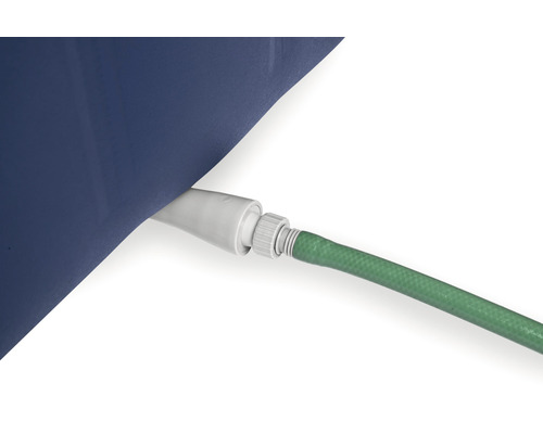 Detailaufnahme eines Pools mit angeschlossenem Gartenschlauch.