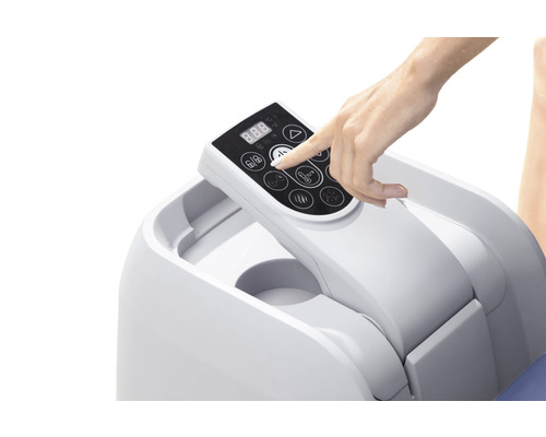 Detailaufnahme eines Fußbades mit Bedienfeld und einer Hand, die einen Knopf drückt.