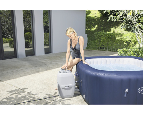 Frau steigt in einen aufblasbaren Whirlpool mit Filtersystem