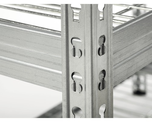 Detailansicht eines Metallregals mit Lochmuster
