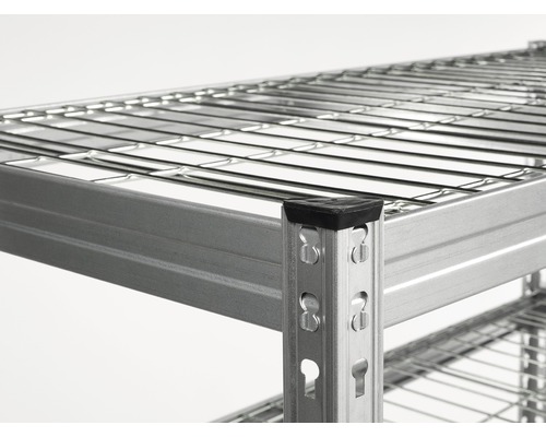 Detailansicht eines Metallregals mit Drahtböden