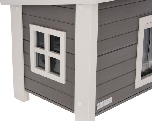 Detailansicht eines grauen Katzenhauses mit weißen Akzenten und Fenster