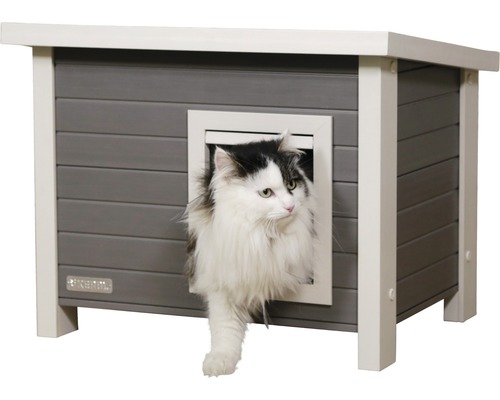 Katze steigt aus einem grauen Katzenhaus mit Katzenklappe