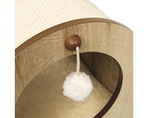 Detailansicht eines Katzenkratzbaums mit Spielzeugball
