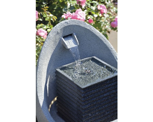 Gartenbrunnen aus Stein mit Wasserlauf
