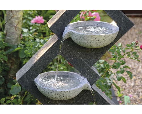 Dekorativer Gartenbrunnen mit zwei Wasserschalen und geometrischem Design