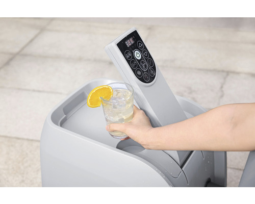 Bedienfeld eines aufblasbaren Whirlpools mit einer Hand, die ein Glas mit Eis und Zitrone hält