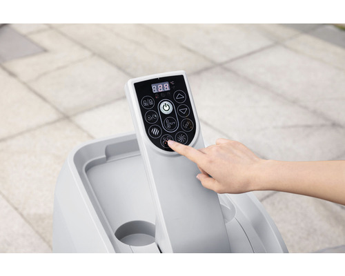 Nahaufnahme einer Hand, die die Steuerung eines mobilen Klimageräts bedient