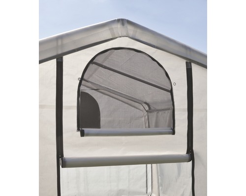 Detailansicht eines Gewächshauses mit Fenster und Rollo zur Belüftung.